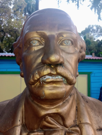 Busto de Duarte aparece lleno de chiclets en SPM