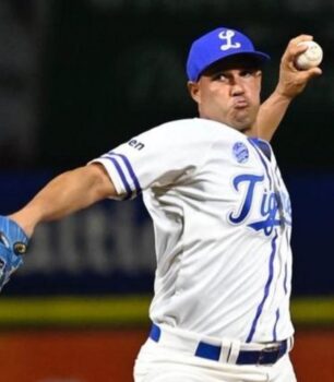 Raúl Valdés firma con los Tigres del Licey tras salir de los Toros del Este