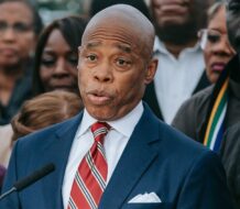 Nueva York reduce a 60.000 la población de inmigrantes en los albergues