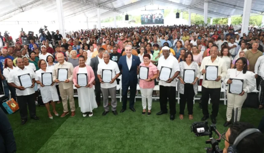 Abinader entrega 2,100 títulos de propiedad en La Guáyiga