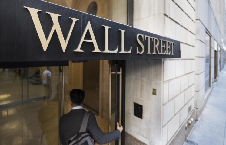 Wall Street cierra con avances y un récord, animada por el elegido de Trump para el Tesoro
