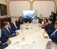 Abinader se reúne con representantes de SODAIE para abordar temas de interés artístico