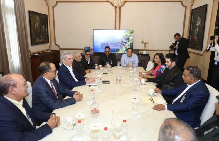 Abinader se reúne con representantes de SODAIE para abordar temas de interés artístico