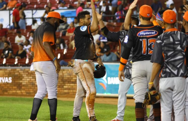 Toros se imponen ante los Gigantes este viernes