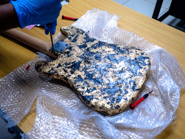 DNCD incauta guitarra eléctrica llena de presunta cocaína