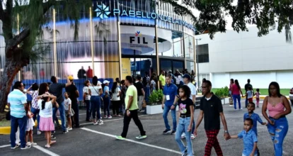 Buen flujo de  personas en la Feria del Libro aún con las lluvias