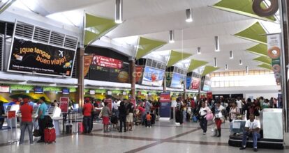Capturan en el AILA dos extranjeros con bolsitas en el estómago