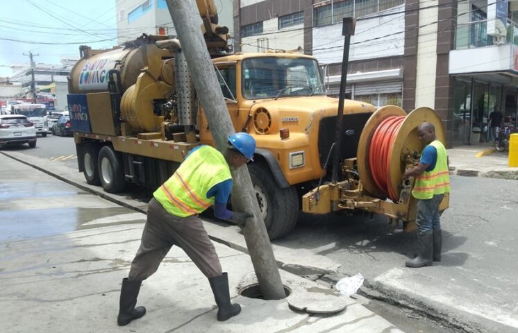 ADN informa jornada de limpieza de imbornales y filtrantes ante lluvias en el país 