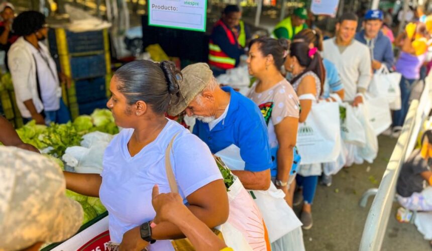 Inespre lanza Grandes Ferias Navidad del Cambio en Azua