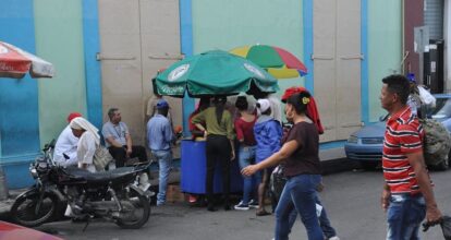 Ayuntamiento de Santiago dispone 24 horas a vendedores informales expuestos en vías públicas