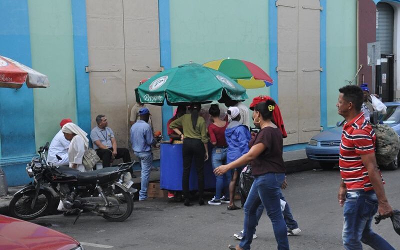 Ayuntamiento de Santiago dispone 24 horas a vendedores informales expuestos en vías públicas