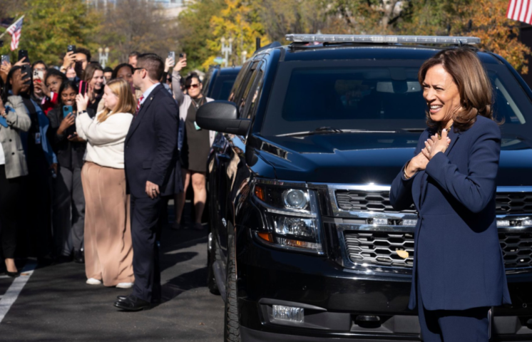 Personal de la Casa Blanca recibe a Kamala con aplausos tras derrota frente a Trump