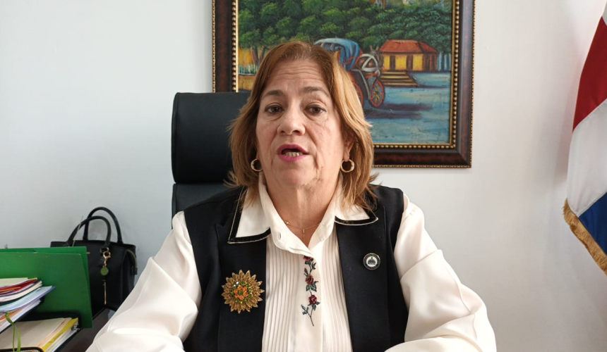Presidenta de Distrito Educativo en Santiago muestra desacuerdo contra huelgas de la ADP