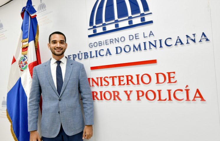 Ministerio de Interior y Policía entrega 863 licencias de armas de fuego en Santiago