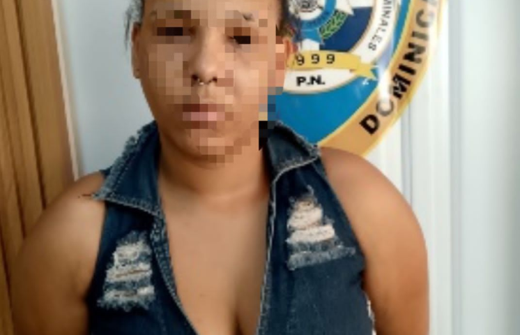 Policía Nacional arresta a mujer por robo de 250 mil pesos en Santiago