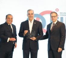 Abinader es galardonado por sectores de construcción en el país