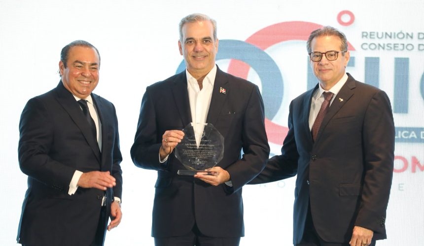 Abinader es galardonado por sectores de construcción en el país