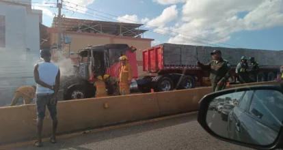 Incendio de camión en elevado de la Avenida Máximo Gómez