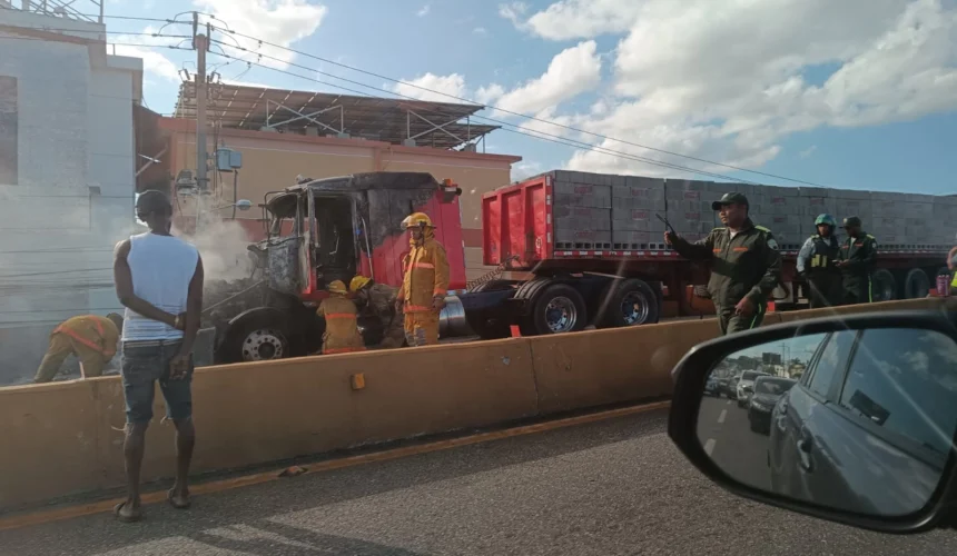 Incendio de camión en elevado de la Avenida Máximo Gómez