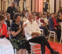 La Primera dama celebra el inicio de la Navidad con el encendido del árbol en Palacio Nacional