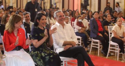 La Primera dama celebra el inicio de la Navidad con el encendido del árbol en Palacio Nacional