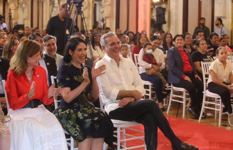 La Primera dama celebra el inicio de la Navidad con el encendido del árbol en Palacio Nacional