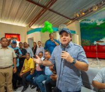 Paliza recorre comunidades afectadas por las inundaciones en Puerto Plata