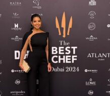 Chef Tita le otorgan reconocimiento de dos cuchillo a la excelencia culinaria mundial