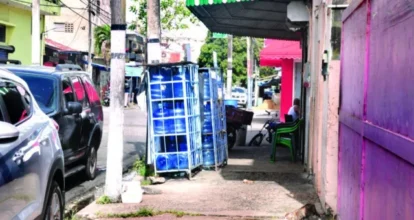 ¡Se les acabó el plazo! A comercios con botellones de agua al sol