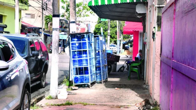 ¡Se les acabó el plazo! A comercios con botellones de agua al sol