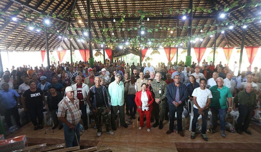 Defensa lleva esperanza a retirados en Santiago con Jornada Cívica