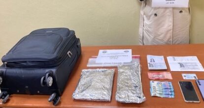 Arrestan mujer en aeropuerto Cibao con dos paquetes de presunta cocaína