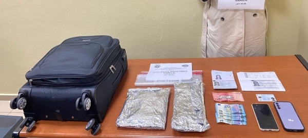 Arrestan mujer en aeropuerto Cibao con dos paquetes de presunta cocaína