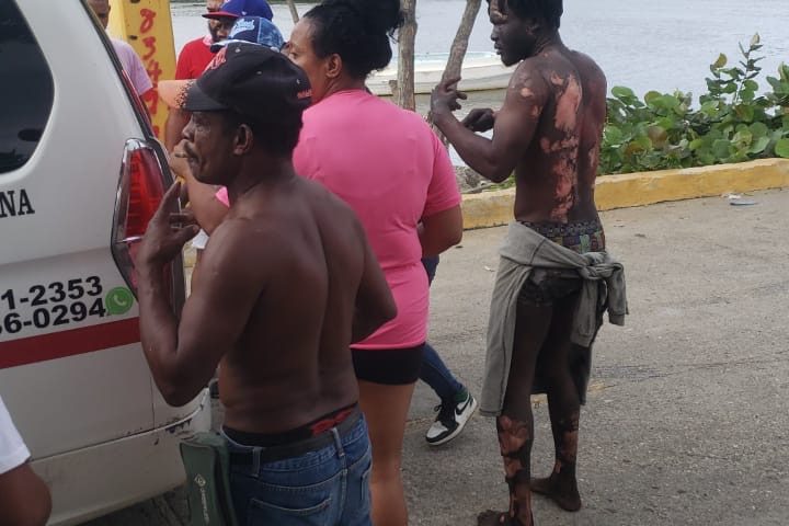 Barco pesquero se incendia dejando un hombre con quemaduras