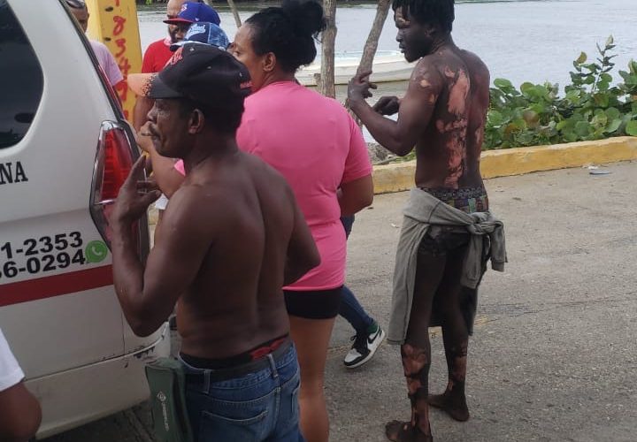 Barco pesquero se incendia dejando un hombre con quemaduras