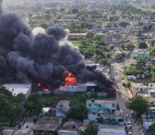 Incendio consume Tapicería Camila, en Brisas del Este