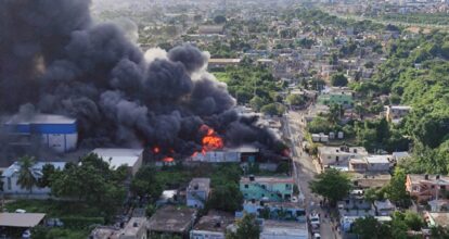 Incendio consume Tapicería Camila, en Brisas del Este