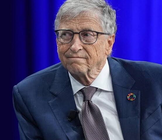 Manifestantes en Reino Unido exigen arresto de Bill Gates