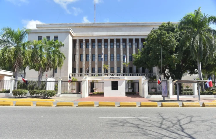 Minerd desvincula a 600 docentes por abandono de cargo y faltas graves