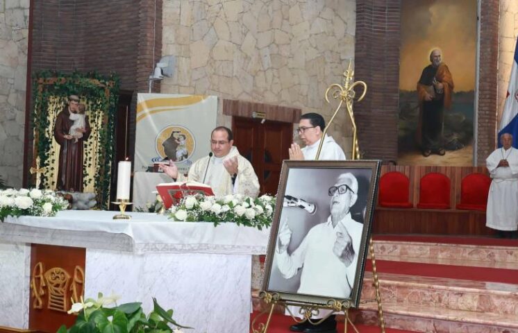 PLD conmemora los 23 aniversario de Juan Bosch en misa