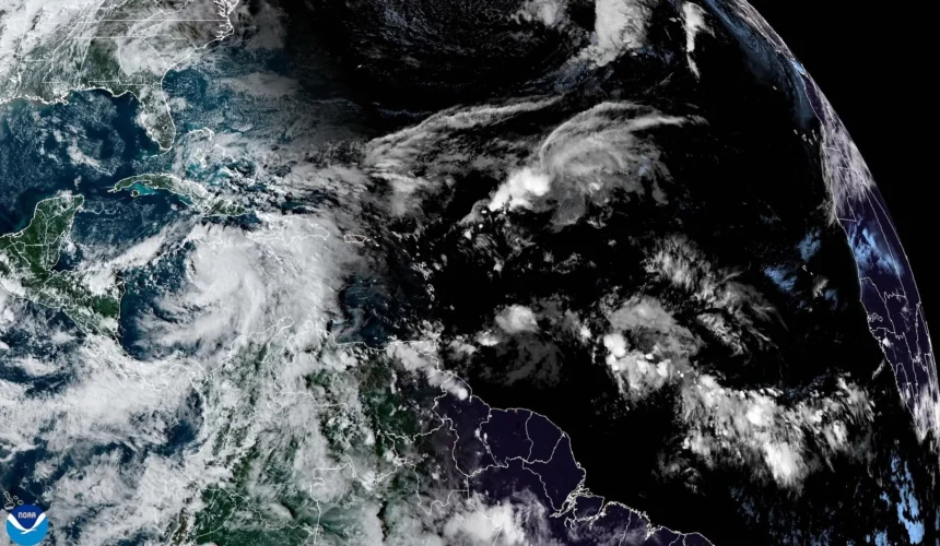 Tormenta Rafael puede convertirse en huracán mientras se aproxima a Islas Caimán y Cuba