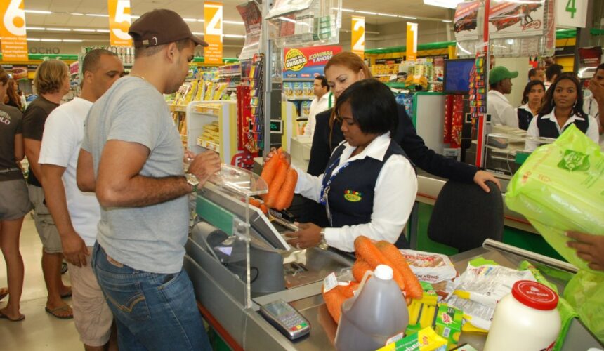 Bono navideño no alcanza para cena, según usuarios