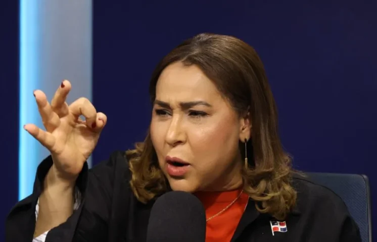Ministra de la Mujer: línea 212 ha atendido 30 mil emergencias