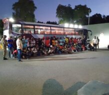 Ejército detiene autobús con 70 haitianos ilegales en Azua; un dominicano los transportaba