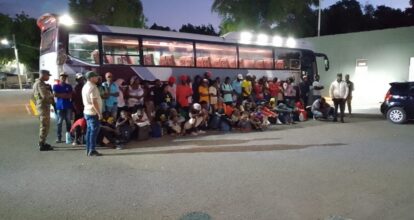 Ejército detiene autobús con 70 haitianos ilegales en Azua; un dominicano los transportaba