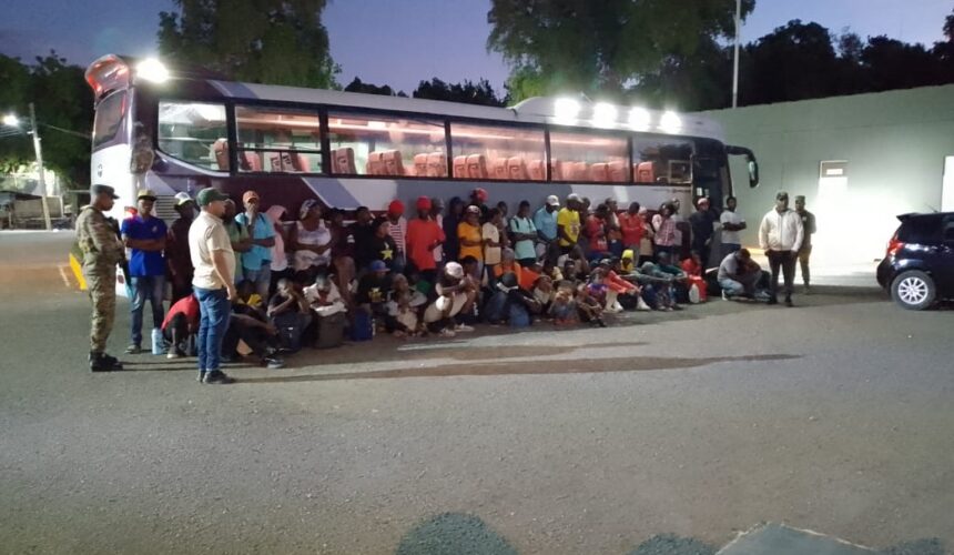 Ejército detiene autobús con 70 haitianos ilegales en Azua; un dominicano los transportaba