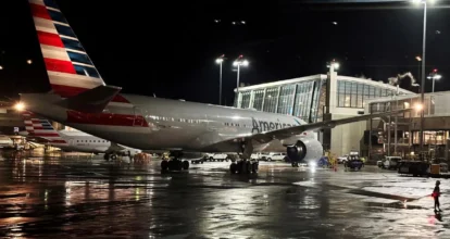 American Airlines, la aerolínea más grande del mundo, cancela todos sus vuelos en EE.UU. en plena Nochebuena