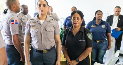 Vicepresidenta Raquel Peña comparte almuerzo navideño con policías en Santiago