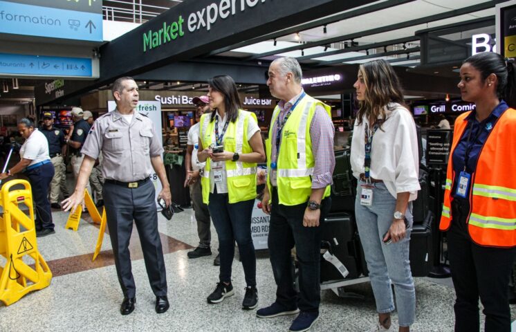 PN lleva alegría, música y diversión a viajeros en el Aeropuerto Internacional de Las Américas