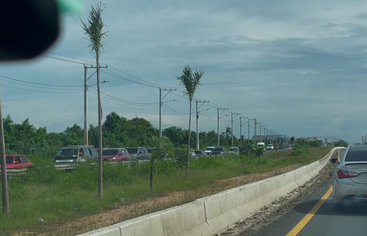 Usuarios reportan tapón kilométrico en la avenida Charles con Ecológica